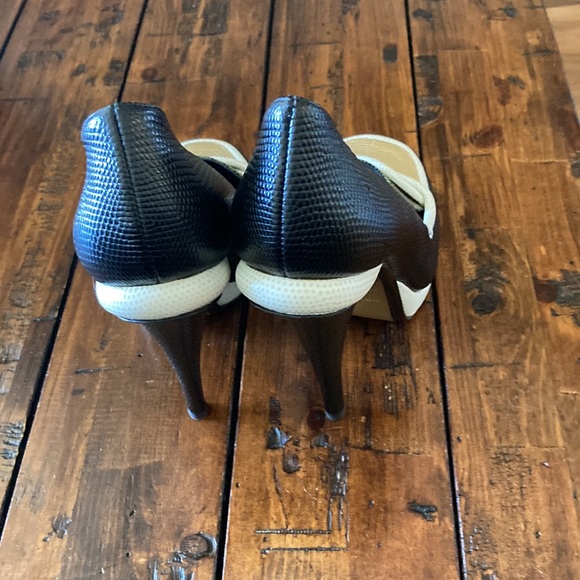 Fendi Heels, Size 38 runs a little small (Will fit size 7.5 or 7) - Picture 3 of 5